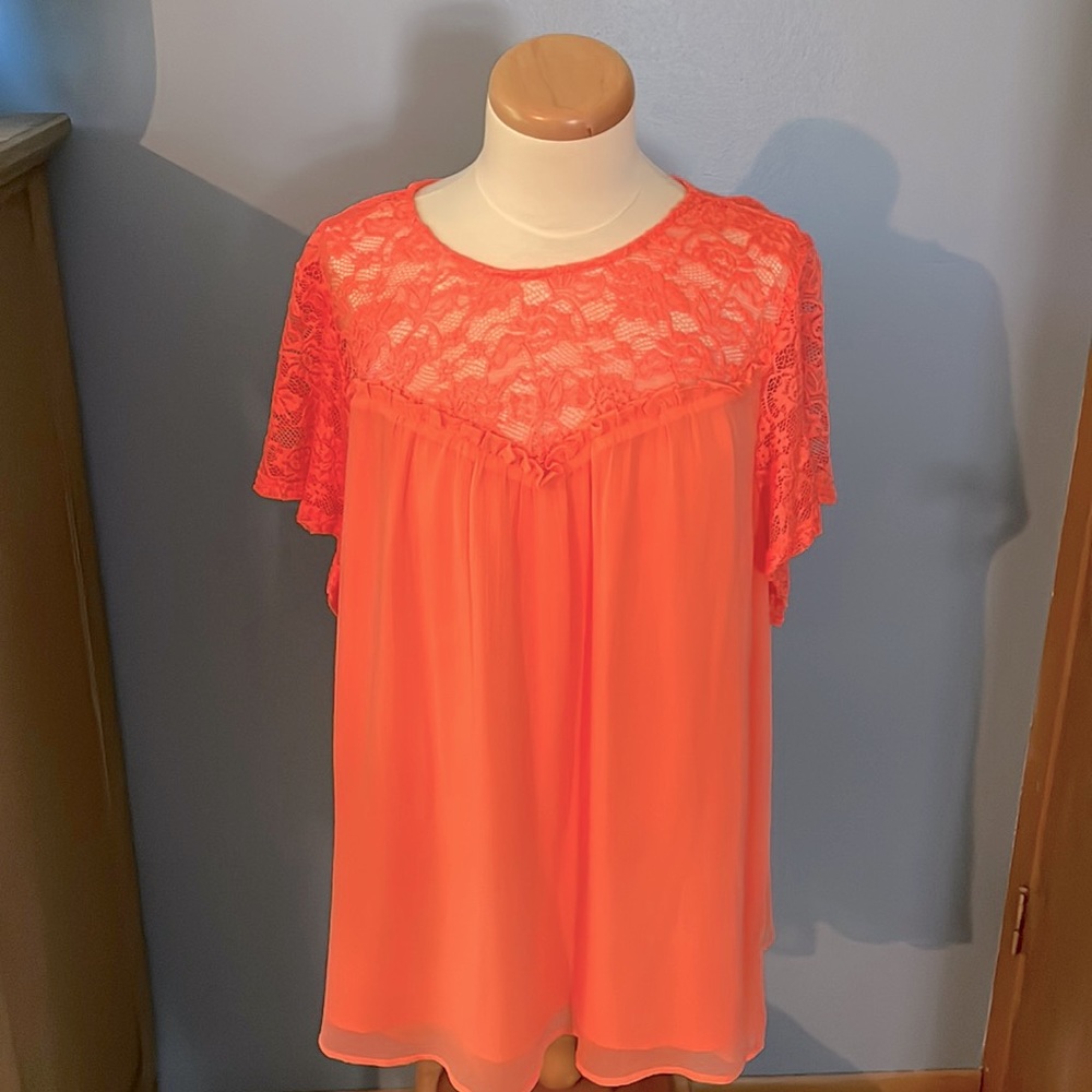 Beautiful NWOT Torrid Coral Blouse!